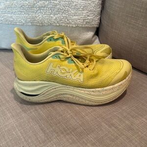 Hoka Skyward: limited edition yellow